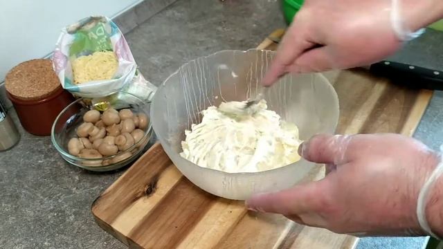 САЛАТ С КАРТОФЕЛЕМ, КУРИЦЕЙ, ГРИБАМИ, ЯЙЦОМ И СЫРОМ! РЕЦЕПТ - БОМБА! #мужикнакухне