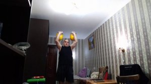 Жим двух гирь по 16 кг на 30 повторений