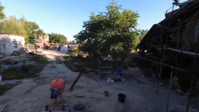 Оформление фасада дома ,лестница на второй этаж, декоративная штукатурка из цемента. смотреть онлайн