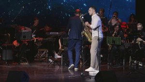 Студент московской группы Музыкальной академии Алексей Осичев исполняет песню “Christmas Song”