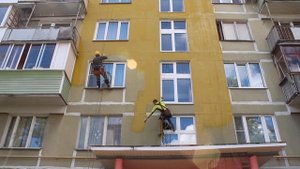 Покраска фасада домов и зданий альпинистами