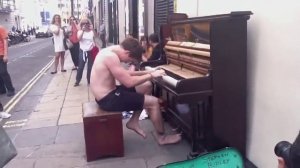 Круто играет на пианино,и поет хорошо