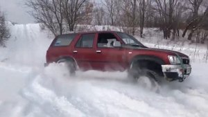 Тойота 4Раннер в снегу