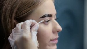 Коррекция и окрашивание бровей
