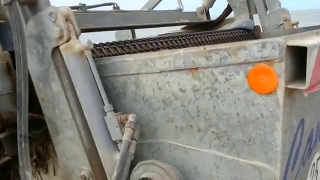 Трактор для отчистки пляжа смотреть онлайн