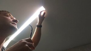 Как запилить и установить световую линию с поликарбонатом на натяжной потолок ЧАСТЬ 2 НАТЯЖКА