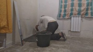 Ремонт своими руками. Заливаем пол на кухне. Не хватило ровнителя!!!