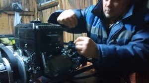 Убираем бумагу из фильтра и смазываем тросик газа на Мужике.