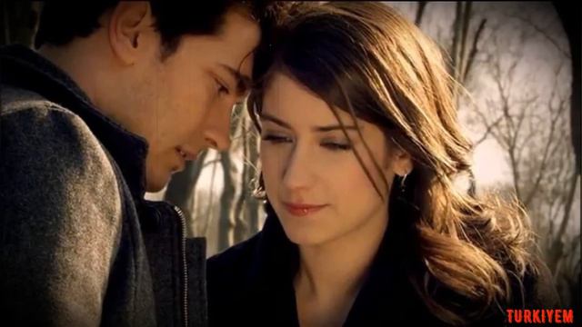 ЧАГАТАЙ УЛУСОЙ ПОМОГ ХАЗАЛ КАЯ В ТРУДНУЮ МИНУТУ. Чагатай Улусой. Хазал Кая.Çağatay Ulusoy.Hazal Kay