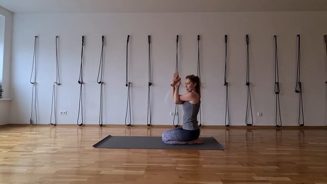 Гарудасана сидя, вытягиваем область между лопатками смотреть онлайн