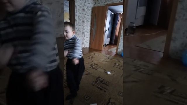 Пацанчик жжот! Танцует танец skibidi. #skibidichallenge смотреть онлайн