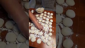 Легендарные пирожки нашей мамы!Часть 2 - разделываем тесто, пирожки с капустой, сосиски в тесте.