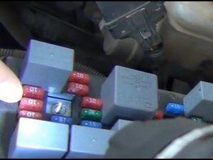 Замена предохранителя правых габаритных огней в монтажном блоке под капотом на KIA - Spectra