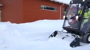 Райдер Husqvarna P 525D с кабиной и фронтальным ковшом