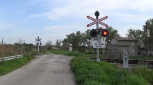 Passaggio a livello senza barriere di via dei Poggi in HD - Ravenna // Level Crossing