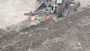 Минитрактор с двумя КПП. Двухкорпусный плуг. Весенняя пахота.