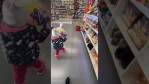 Ребёнок сам выбирает покупки в магазине в 1 год
