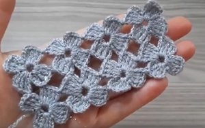 Очень красивый цветочный узор крючком из серебристой пряжи