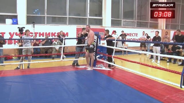 БЕЗУМНЫЙ МАКС против Крутого Ударника! Заруба на Выживание смотреть онлайн