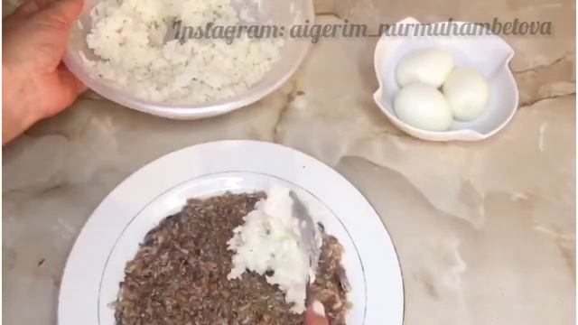 Салат со шпротами и рисом! Просто и Вкусно. Күрішпен шпроттан дәмді салат. Қазақша рецепт. смотреть онлайн
