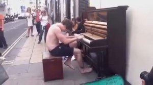 играет на пианино как бог и поет хорошо