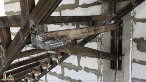 Лестница в доме из металла