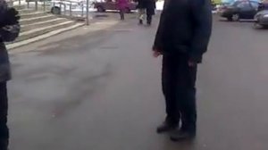 бомж поёт на улице