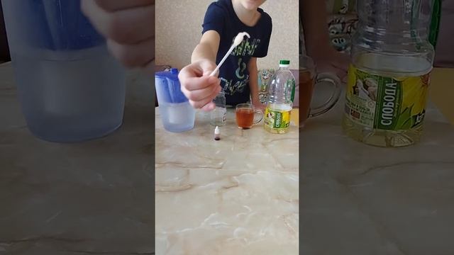 Пытаемся смешать воду и масло. Абсолютно бесполезно! смотреть онлайн