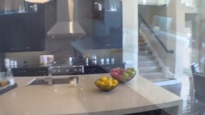 Потрясающий дизайн двухэтажного особняка с бассейном