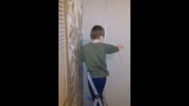 Маленький Помощник мамин и папин сын.