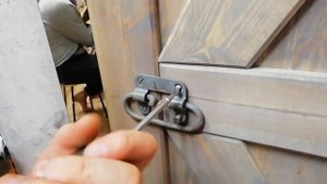 Серия 19. Самодельный шпингалет, монтаж дверной ручки в санузеле