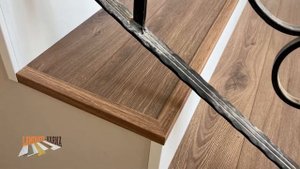 Интериорно стълбище с ламиниран паркет и бяло чело