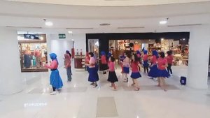 Lucky Lips Line Dance | Chor. Gary Lafferty | Demo by Fuchsia Class