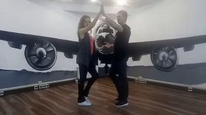 Бачата. Поворот партнерши под рукой (правый).