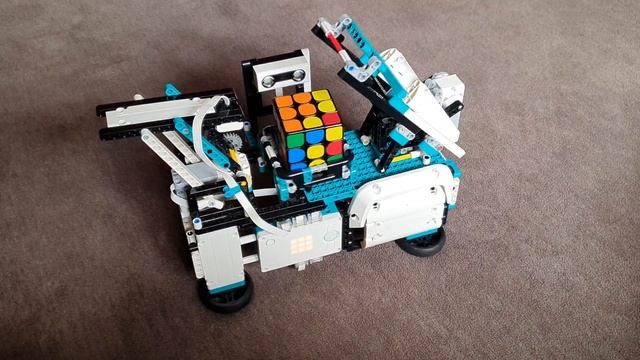 LEGO Robot Inventor 51515 Rubik's Cube Solver