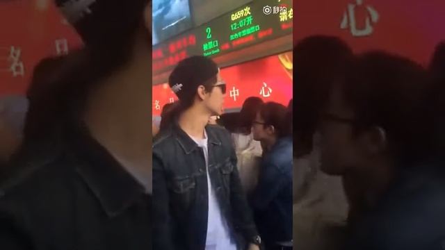 150907 LUHAN interact with Fans at Beijing West Railway Station Harriet SmWilliams