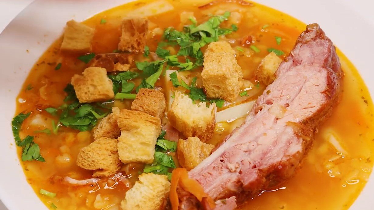 Суп с копчеными свиными. Гороховый суп с ребрышками. Гороховый суп с копчеными ребрышками. Гороховый суп с копчеными ребрами. Суп из копчёных рёбрышек.