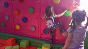 София с подружкой☀️ на Батутах играет в прятки с мамой Квест ☀️ найди детей