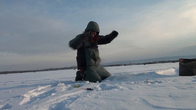 Первая рыбалка с Подписчиком! Рыбачим на окуня и болтаем! смотреть онлайн