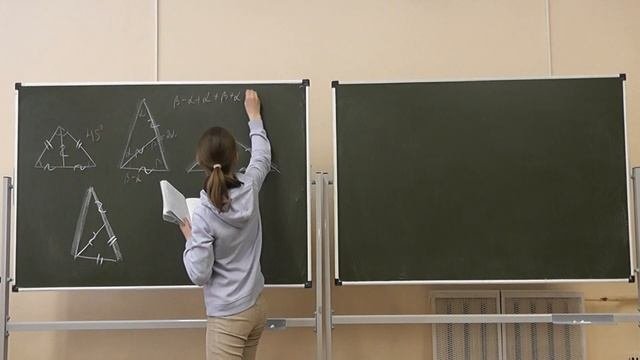 33 Равнобедренный треугольник, сложенный из двух равнобедренных треугольников