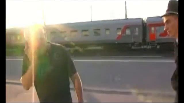 Транспортные полицейские Сургута и журналисты в профилактическом рейде на железнодорожном вокзале смотреть онлайн