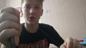 Привязываем крючок и приделываем грузило к удочке.