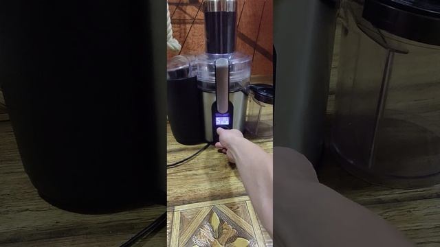 Соковыжималка Redmond RJ-M905 смотреть онлайн