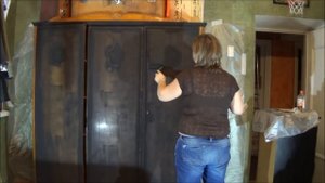 Как самостоятельно перекрасить лакированный шкаф