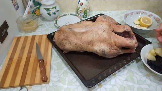 НОВОГОДНИЙ ГУСЬ В ДУХОВКЕ С ЯБЛОКАМИ И ЧЕРНОСЛИВОМ. смотреть онлайн