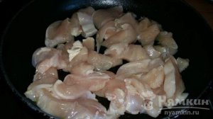 Жареная куриная грудка с морковью и луком