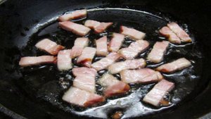 Жареные кабачки с яйцом и беконом