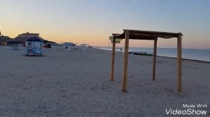 Пляжный коп на берегу моря