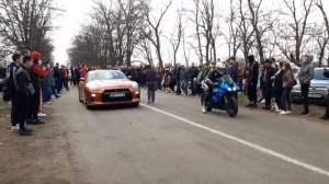 Ниссан ГТР против мотоцикла Кавасаки zx6r