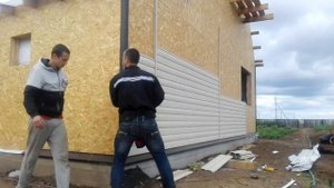 Ускоренная съемка. Монтаж отливов и сайдинга. Цикл фильмов о каркасном доме. installation of siding
